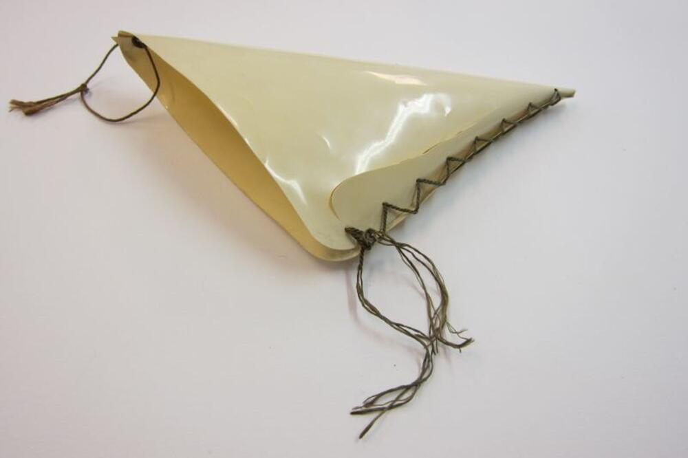 Puntzak in ecrukleurige plastic