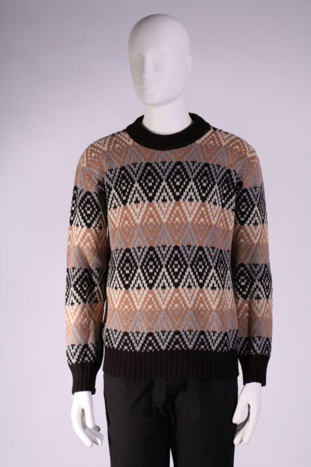 Trui in beige tinten en zwart met ruitmotief in wol