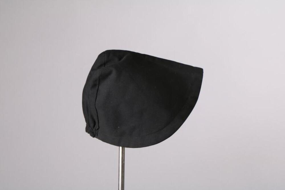 Muts in zwarte katoen