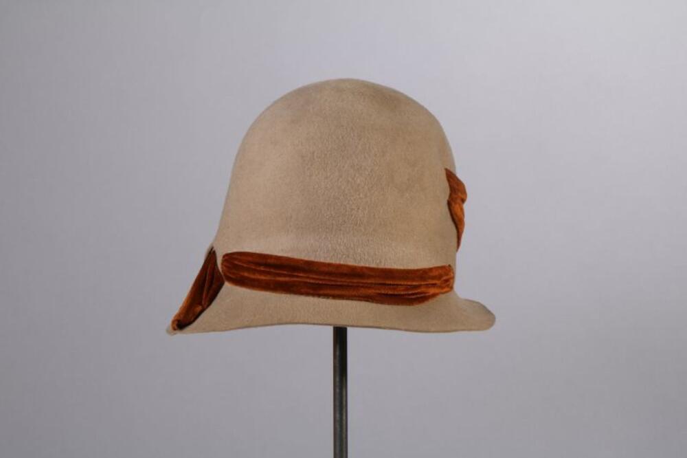 Hoed in beige vilt met roestbruin fluwelen lint