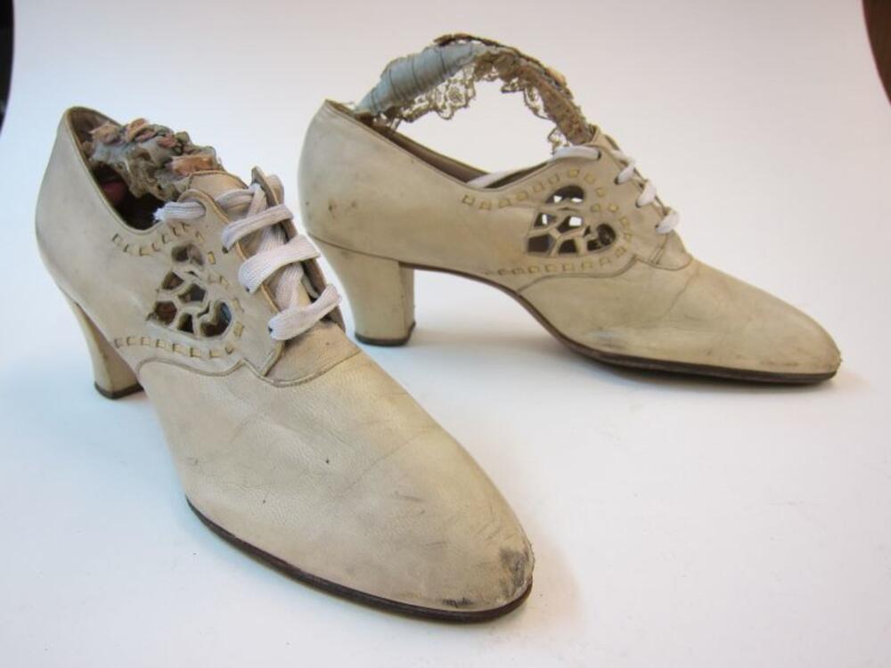 Ensemble bestaande uit een paar schoenen in wit leer en een paar schoenspanners