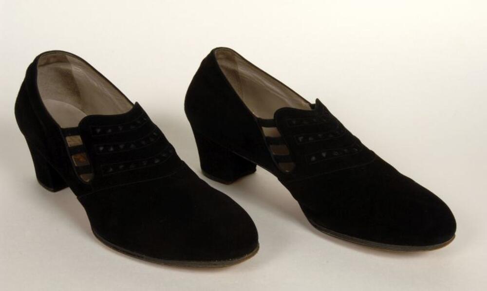 Schoenen in zwarte suède met zware, halfhoge hak