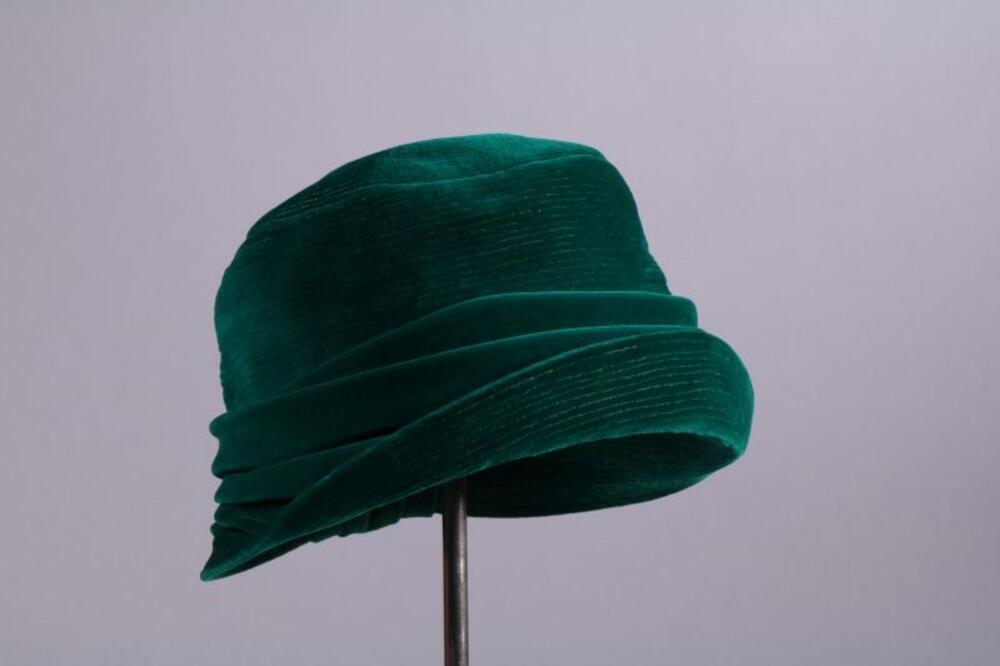 Hoed in groen fluweel