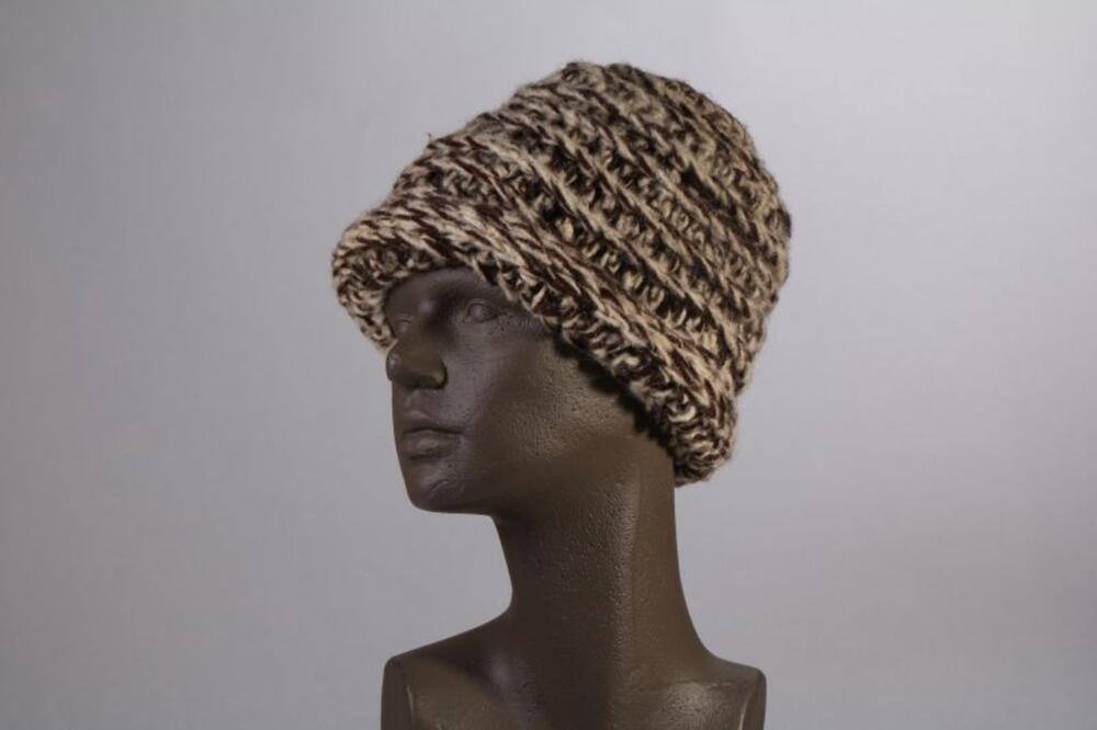 Muts in beige en bruin gebreide wol