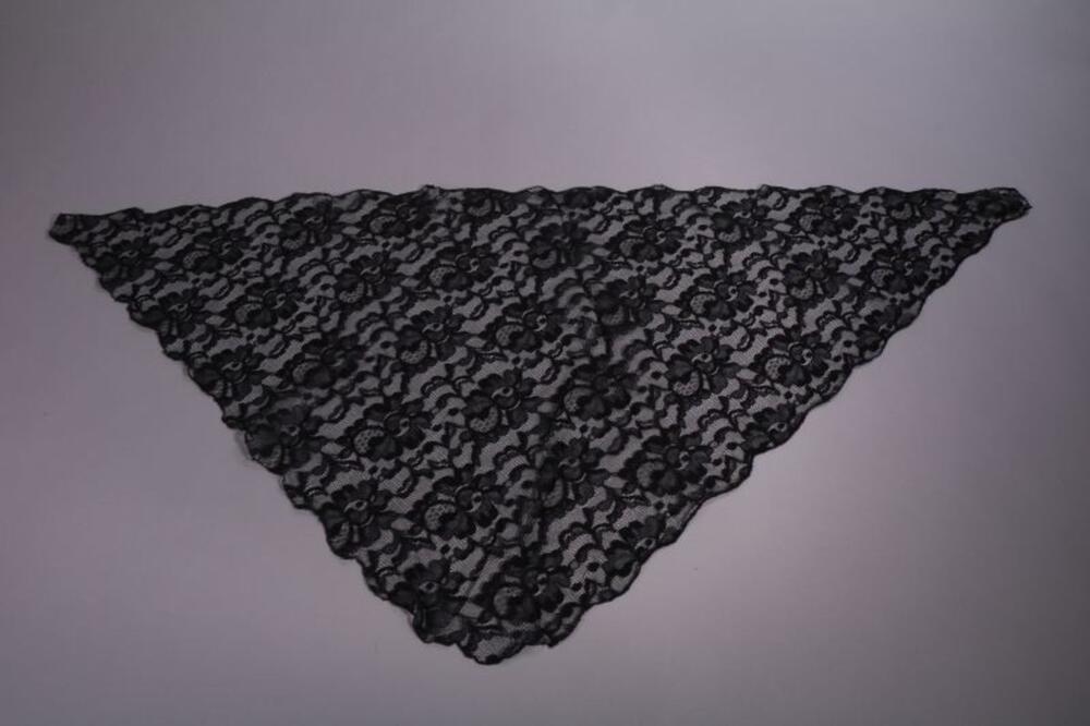 Zwarte driehoekige mantilla in machinale kant