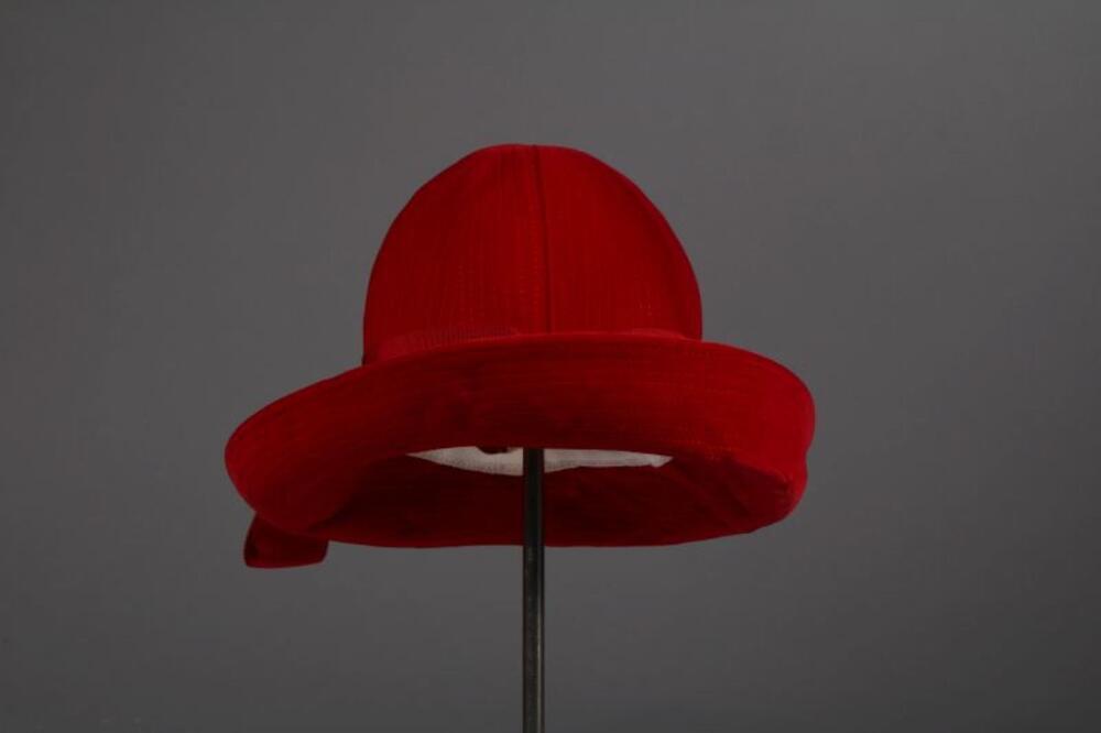 Pothoed in rood fluweel