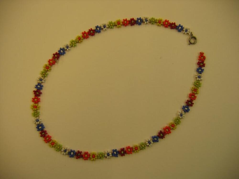 Ketting van parels in bloemenvorm van verschillende kleuren