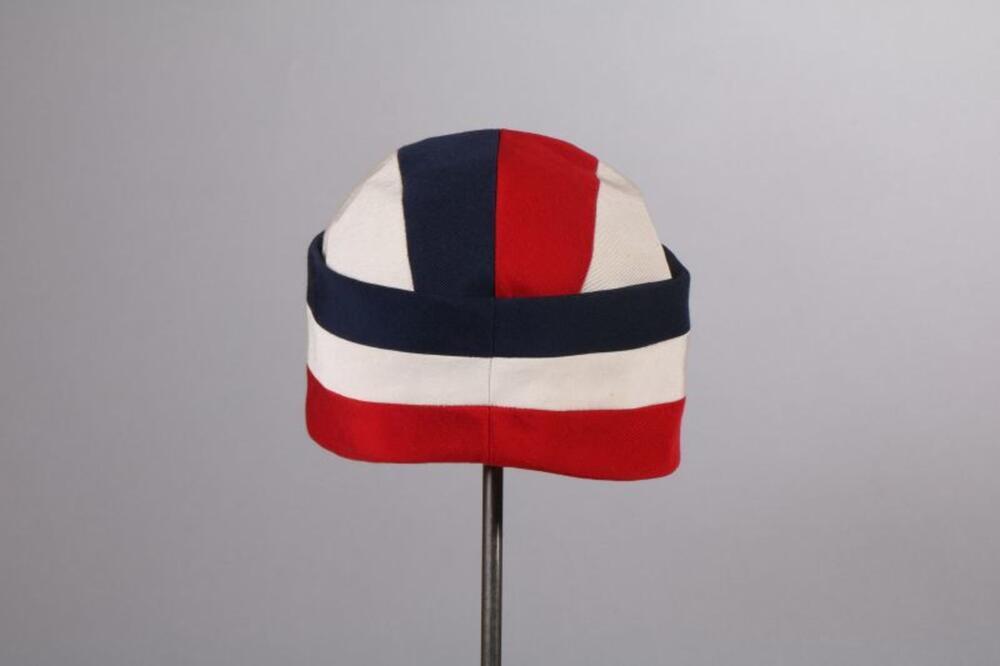 Hoed in rood, blauw en wit gestreepte ottoman