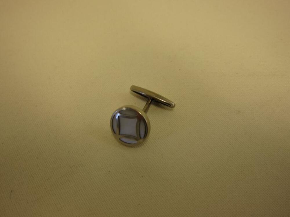 Zilverkleurig manchetknopen met paarlemoeren knop