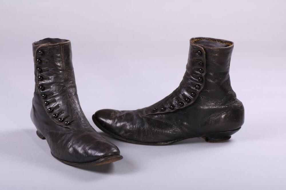 Zwarte korte damesbottines met  knoopsluiting aan de zijkant