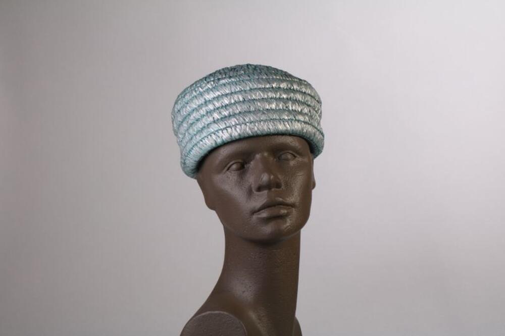 Hoed in lichtblauwe raffia