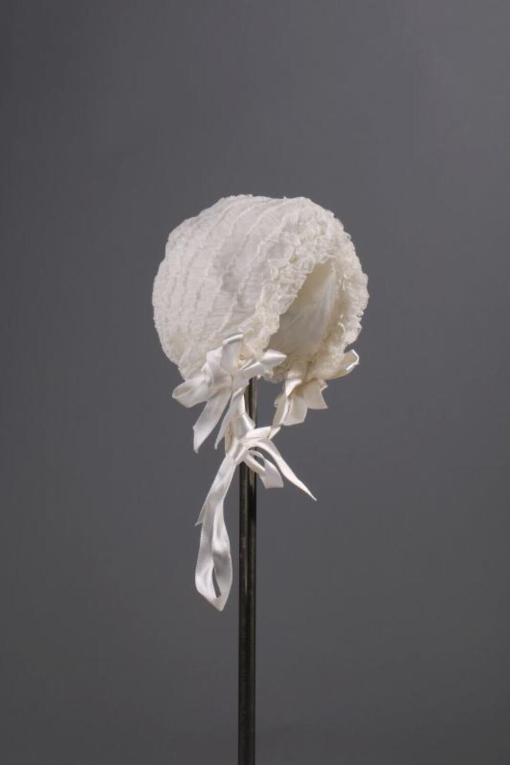 Doopmuts in witte tule en sierlint in witte satijn