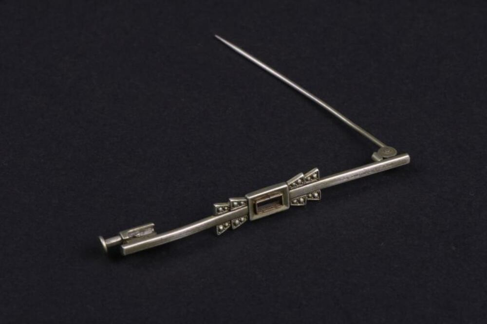 Langwerpige broche in metaal
