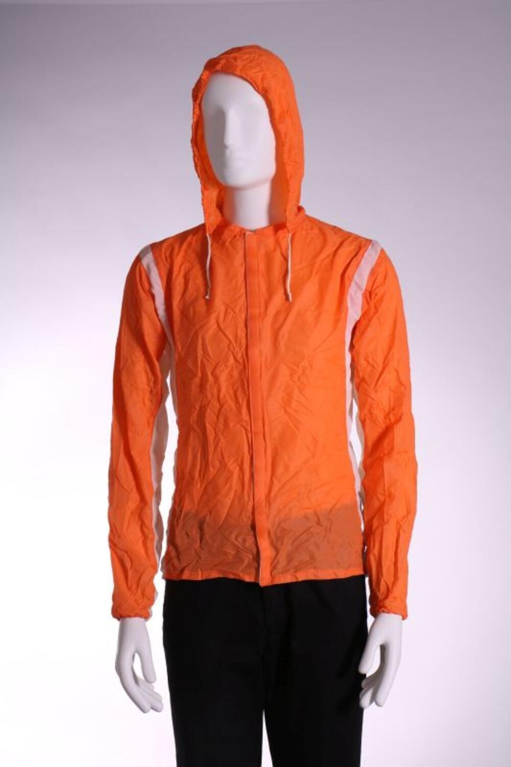 Regenmantel in oranje, oplooibaar synthetisch materiaal met kap en velcro sluiting