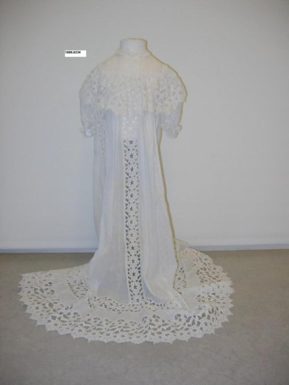 Doopjurk in witte batist met pelerine