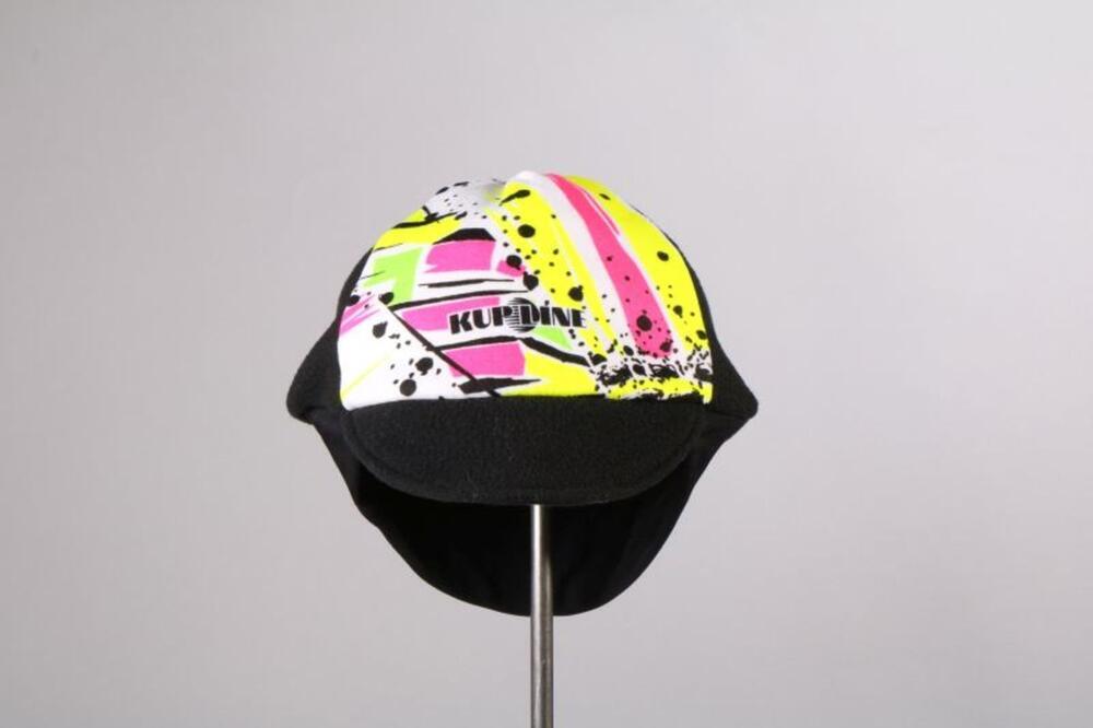 Wielrennerspet in zwarte polyester met felgekleurde tekening