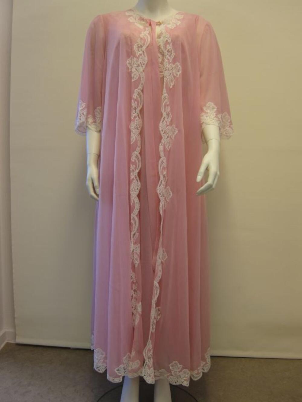 Nachtensemble in roze nylon bestaande uit nachtjapon en ochtendjas