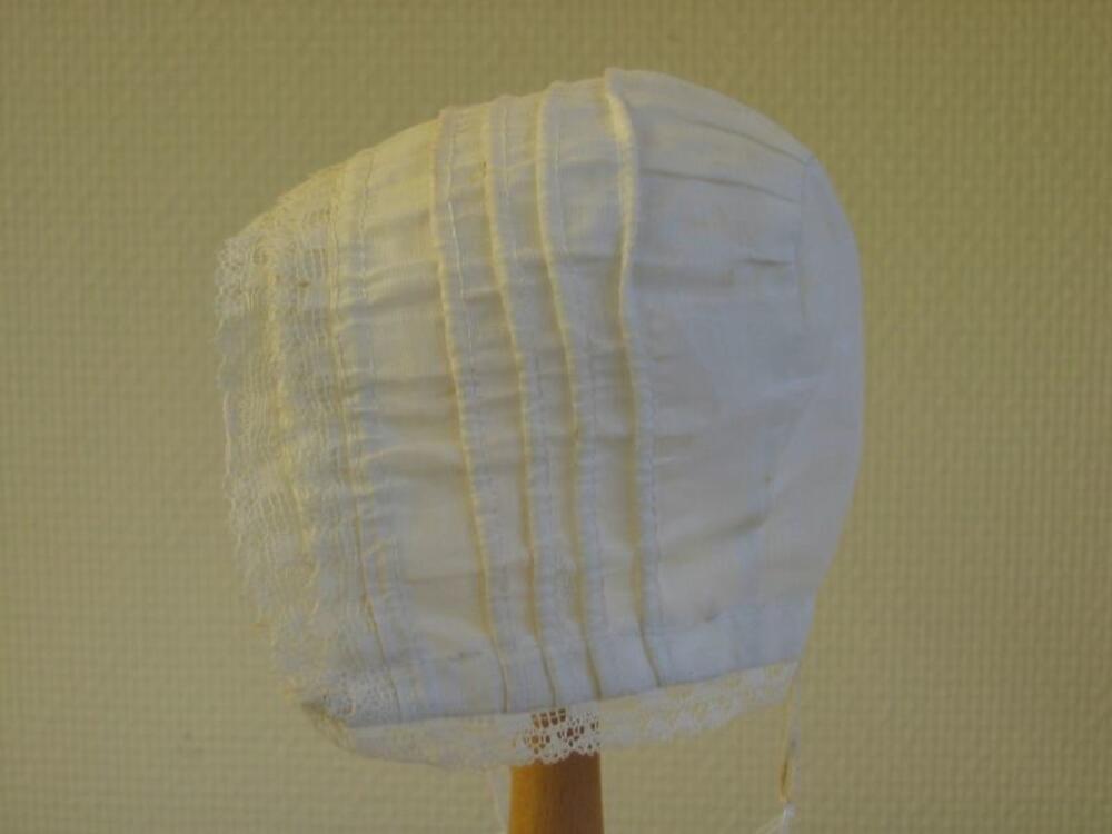 Doopmuts in witte batist