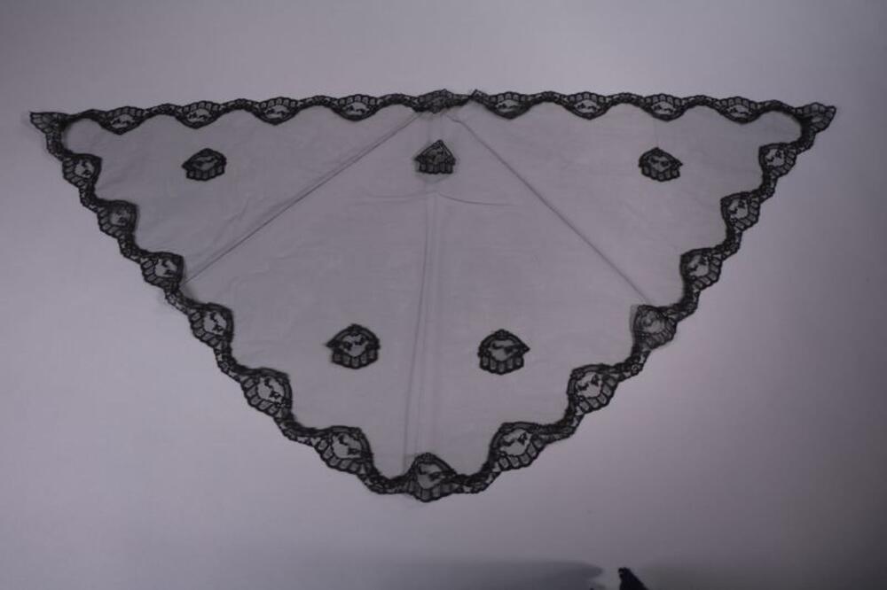 Mantilla in zwart borduurwerk op tule