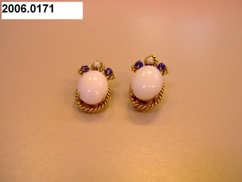 Oorclips met witte steen en kleine stenen in blauw en wit