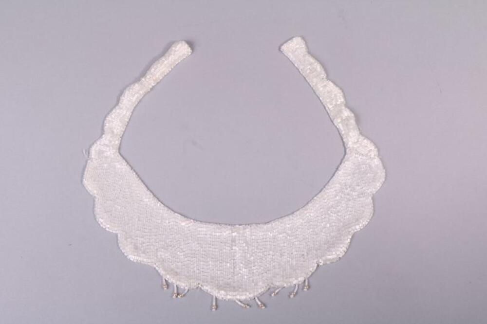 Kraag in witte glaskralen
