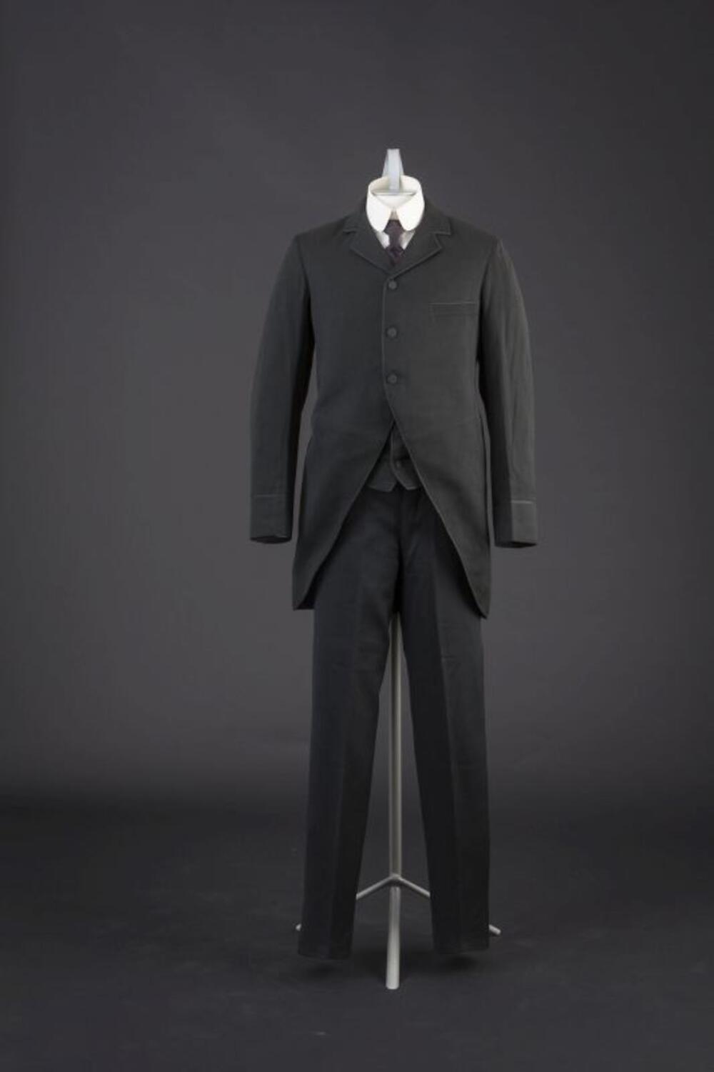 Zwart pak bestaande uit jacquet, broek en gilet
