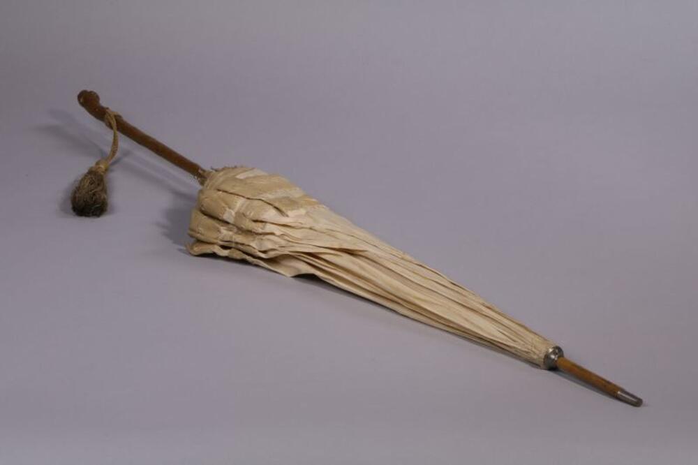 Ecrukleurige parasol met houten steel en kwast