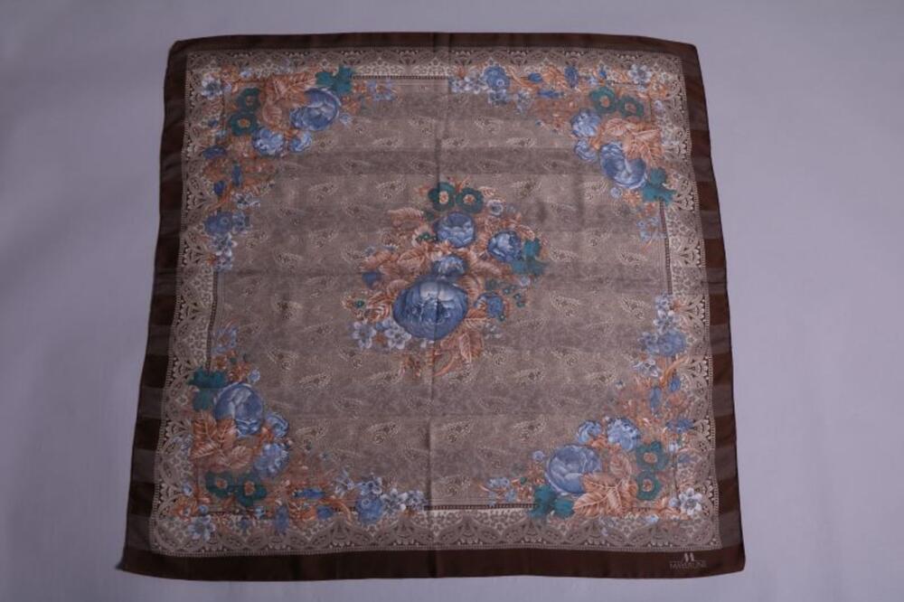 Vierkante foulard in bruin met blauwe bloemenprint