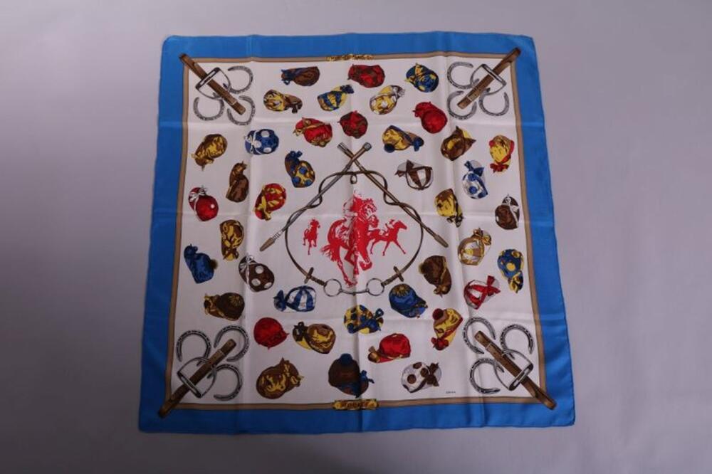 Foulard in blauwe en ecrukleurige zijde met figuratieve print