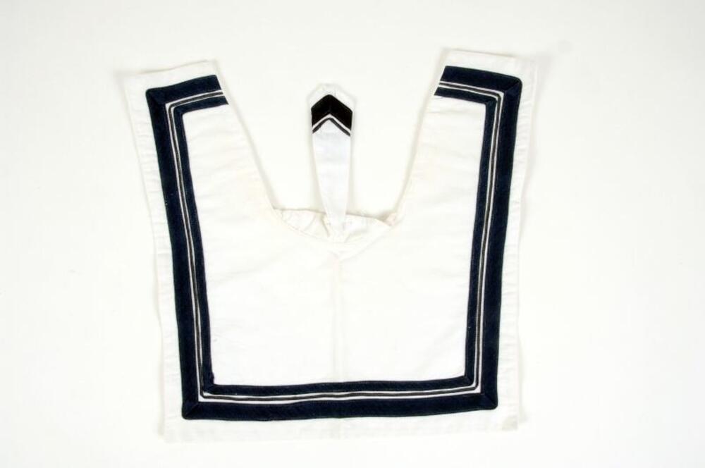 Witte marinekraag versierd met blauw lint
