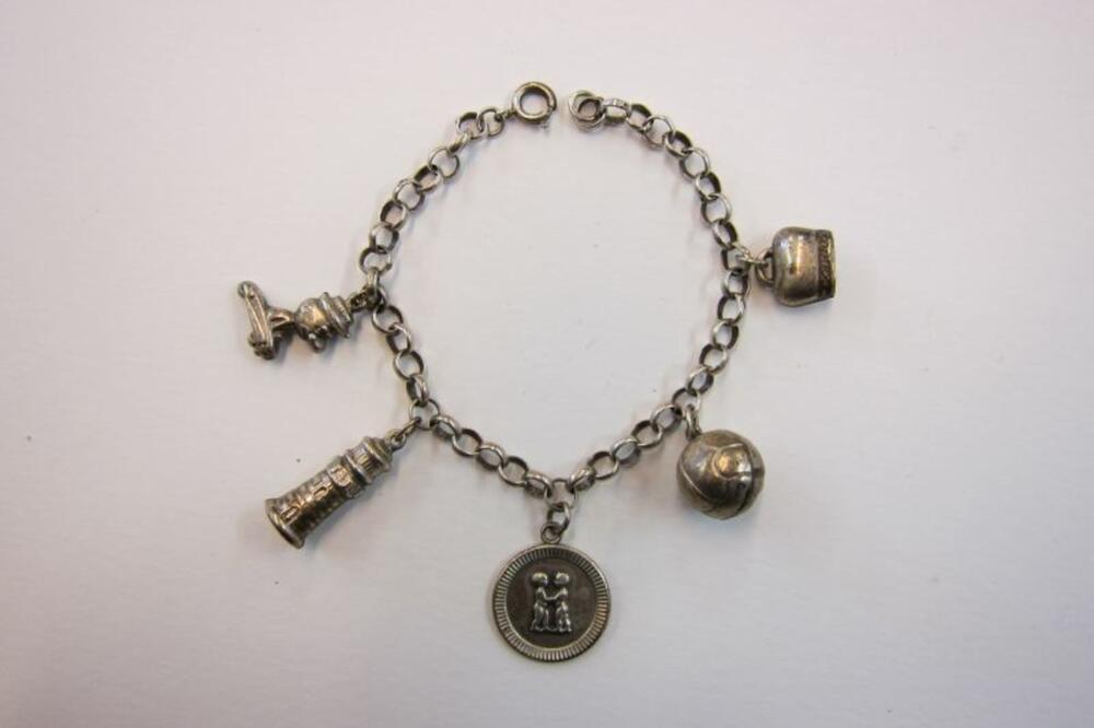 Armband in zilver met bedels