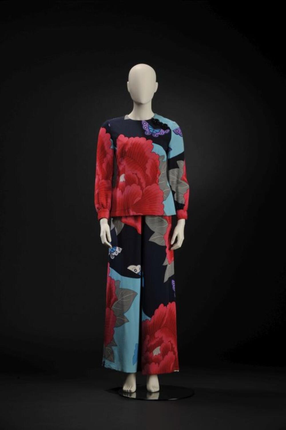 Ensemble in gekleurde zijde bestaande uit een broek en een blouse