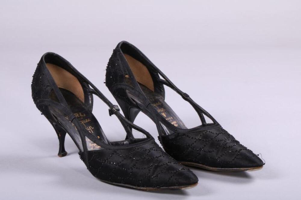 Schoenen in zwarte satijn met puntneus
