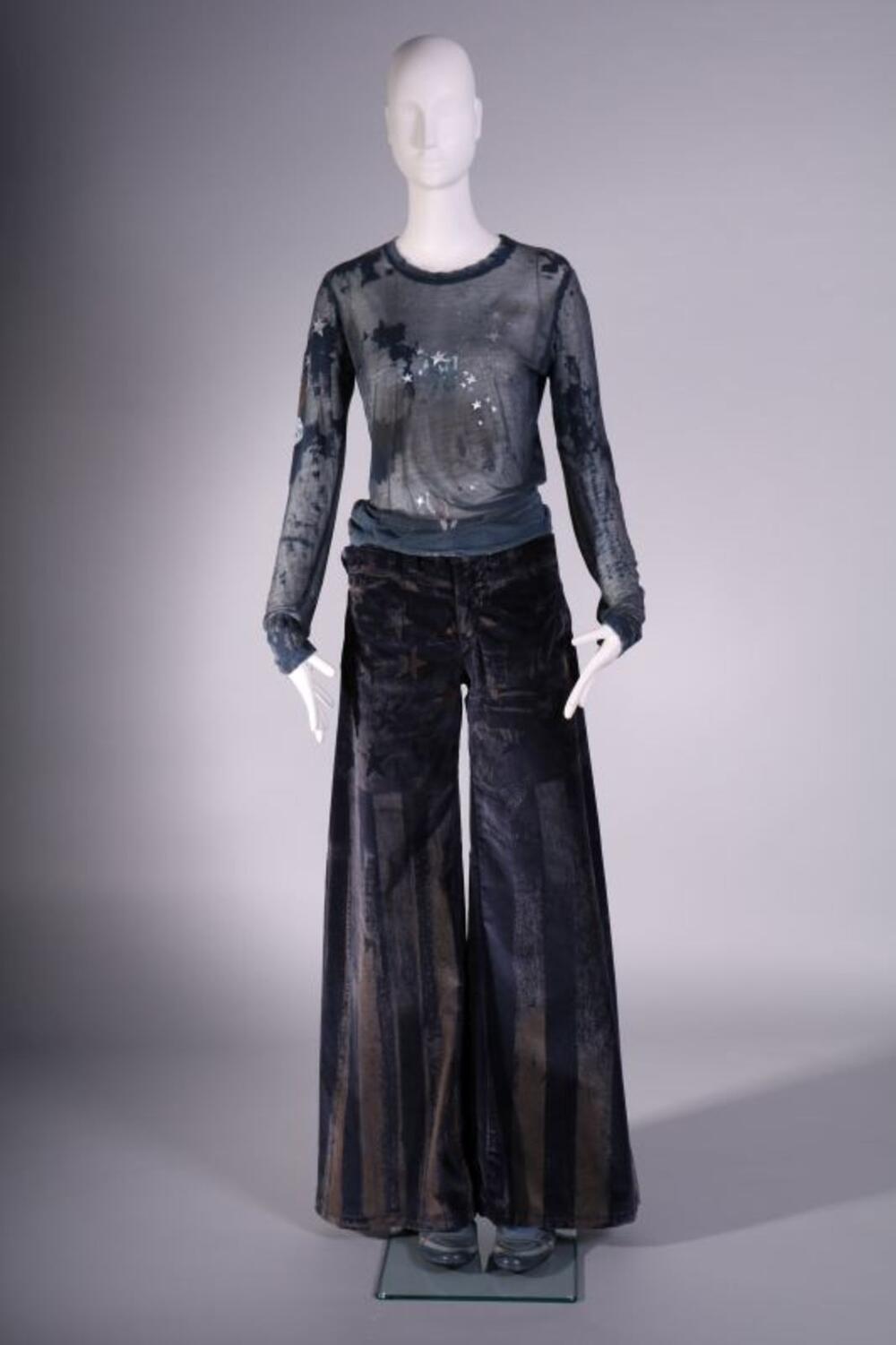 Ensemble bestaande uit T-shirt, broek en schoenen in blauwe en buine tinten en sterrenmotief