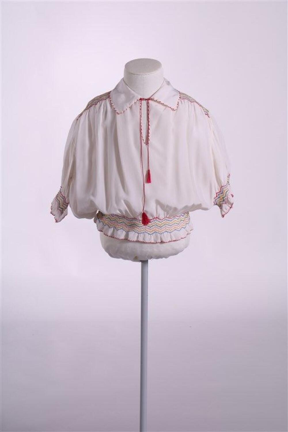 Blouse in witte stof met korte pofmouwtjes en borduurwerk