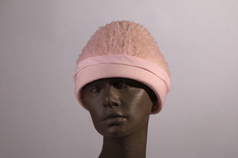 Hoed in roze geplooide voile