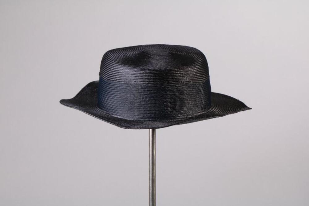 Hoed in donkerblauwe stro met strik in blauwe nylon