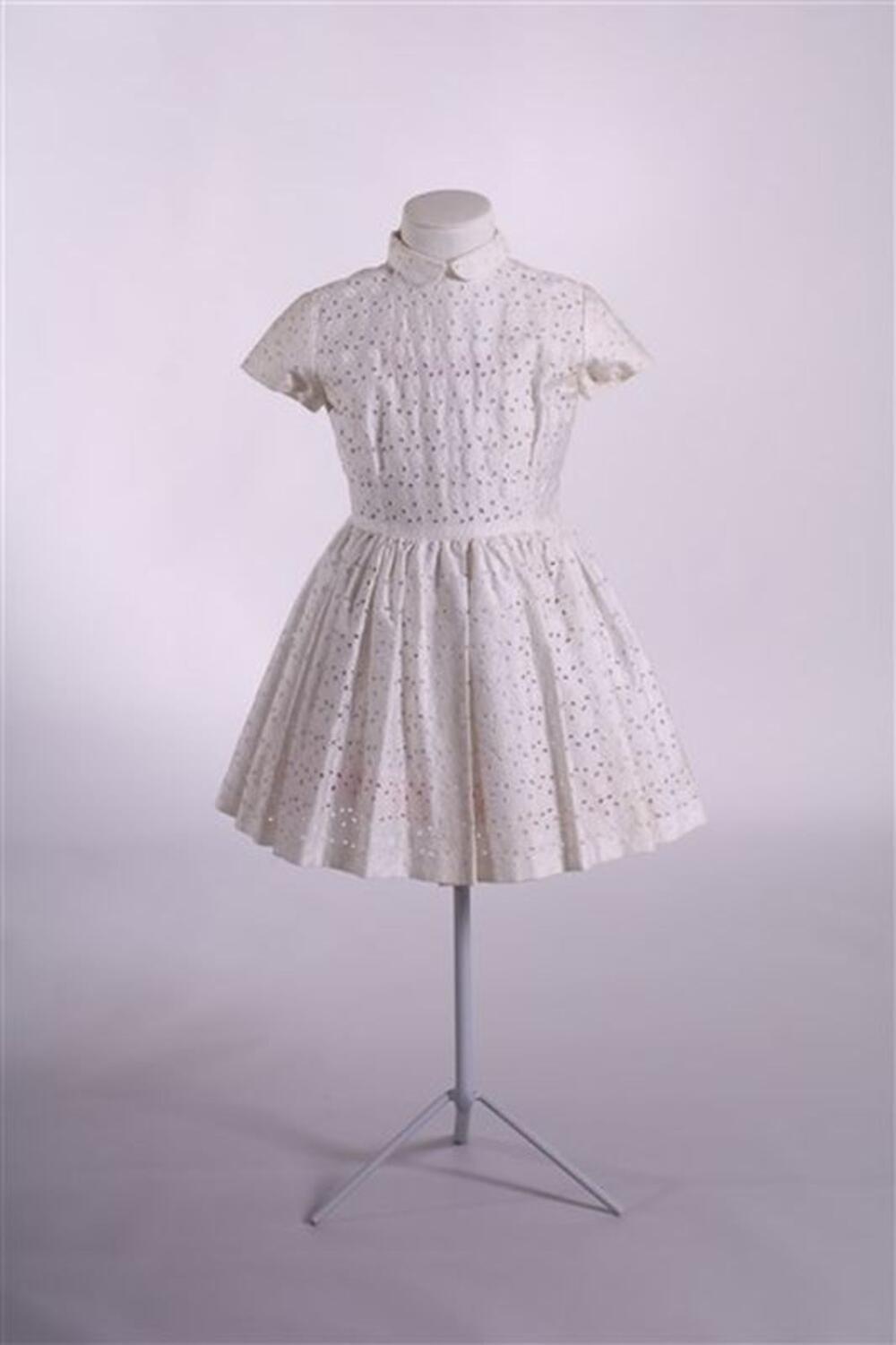 Communiejurk in witte broderie anglaise
