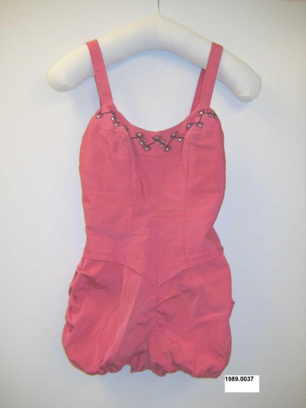 Badpak met pofbroek in roze elastische satijn