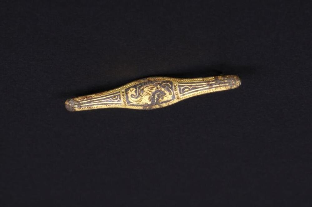 Broche in zwart en koperkleurig metaal met draakmotief