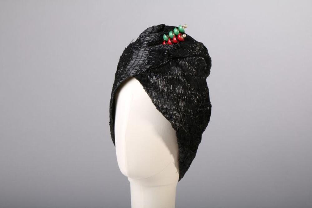 Turban in zwarte raffia met hoedenspelden