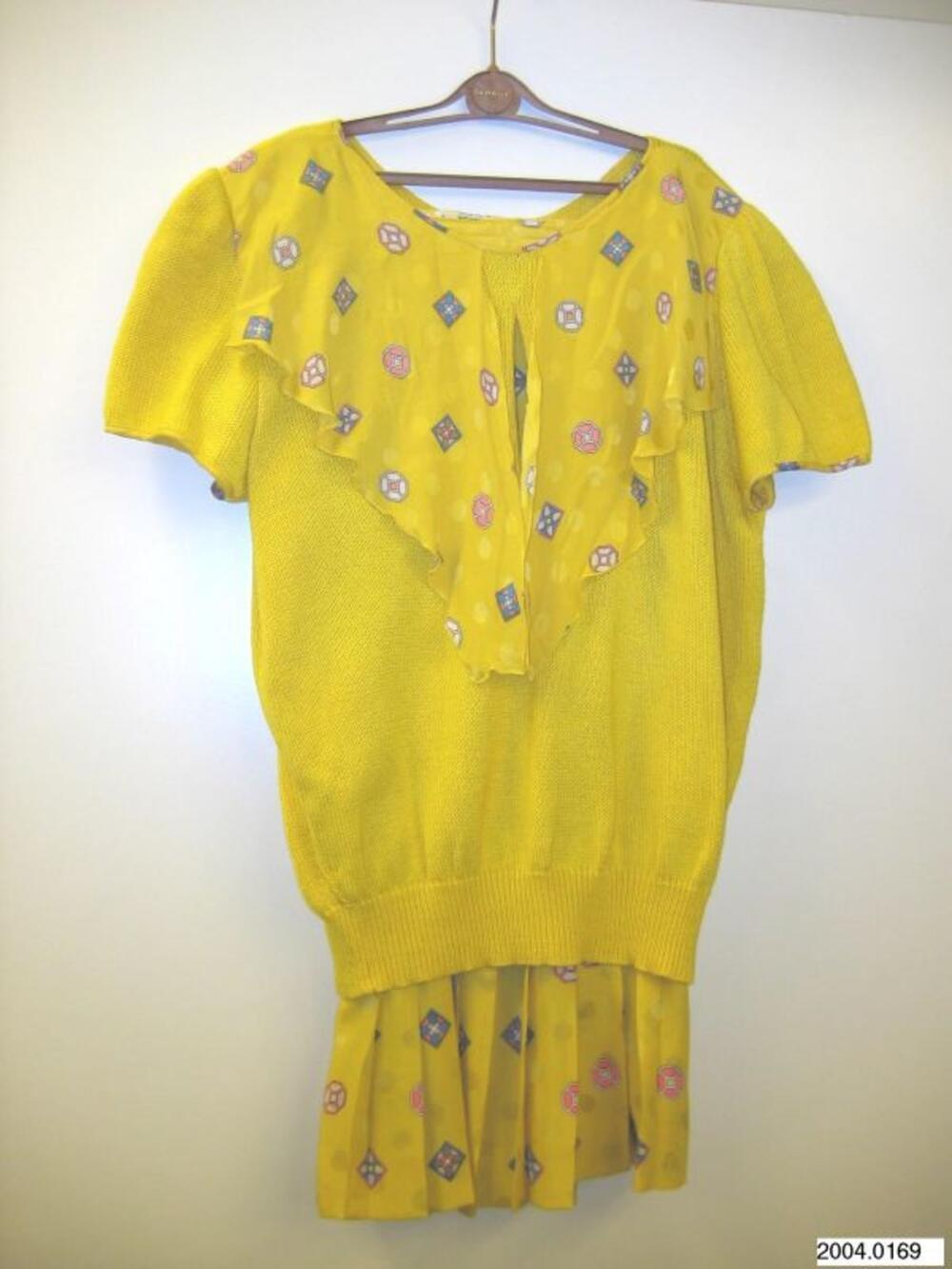Ensemble in gele zijde bestaande uit blouse en rok
