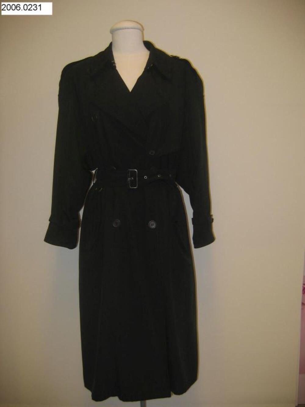 Trenchcoat in zwarte zijde met raglanmouwen