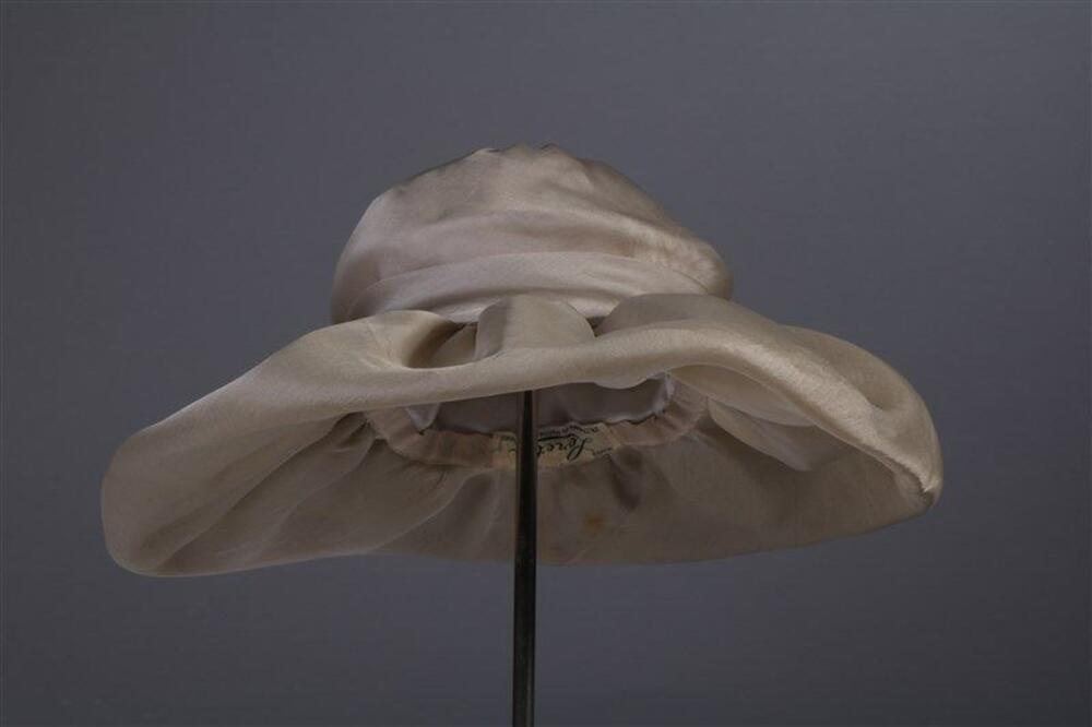 Grote, breedgerande hoed in beige organza