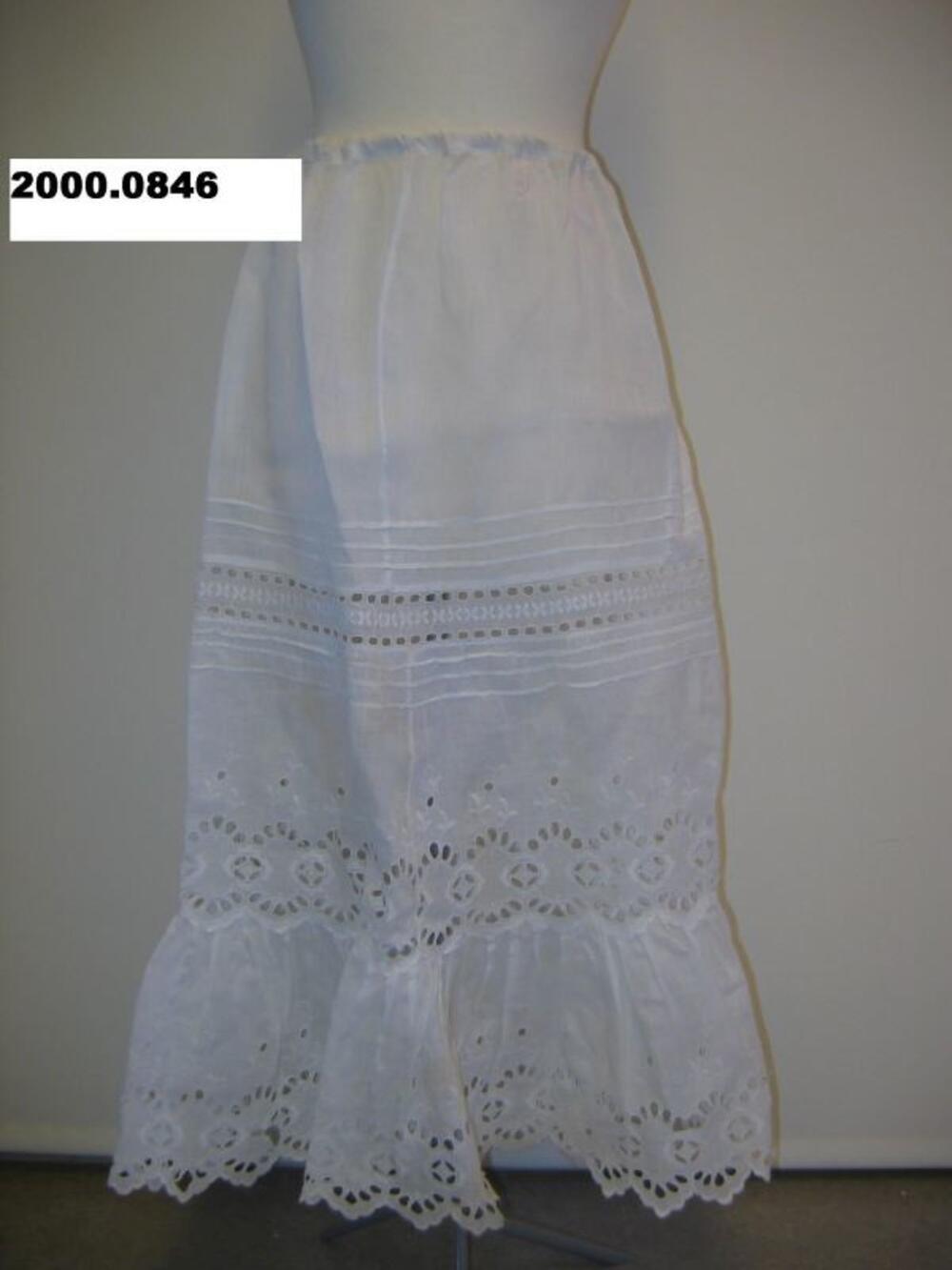 Onderrok in wit katoen met broderie anglaise