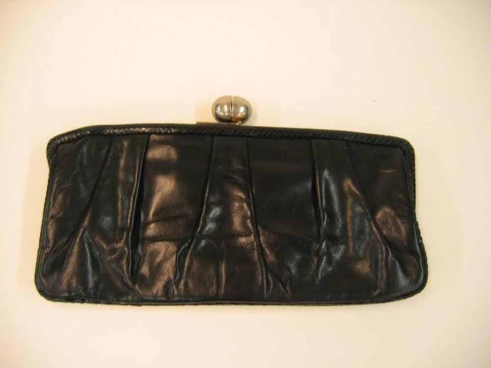 Avondtas in donkerblauw leer en metalen sluiting