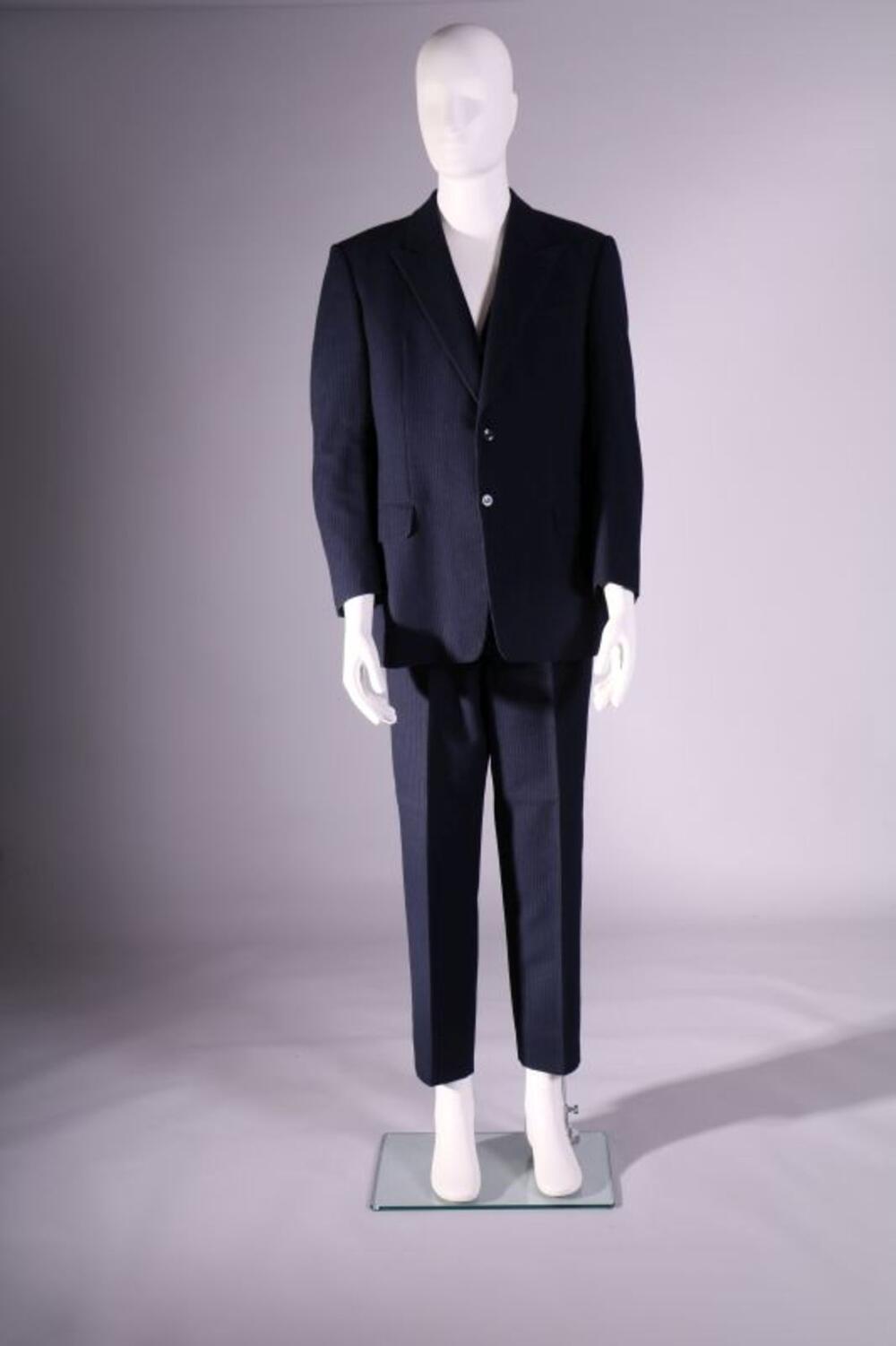 Trouwpak in blauwe wol met witte krijtstreep, bestaande uit jasje, lange broek en gilet