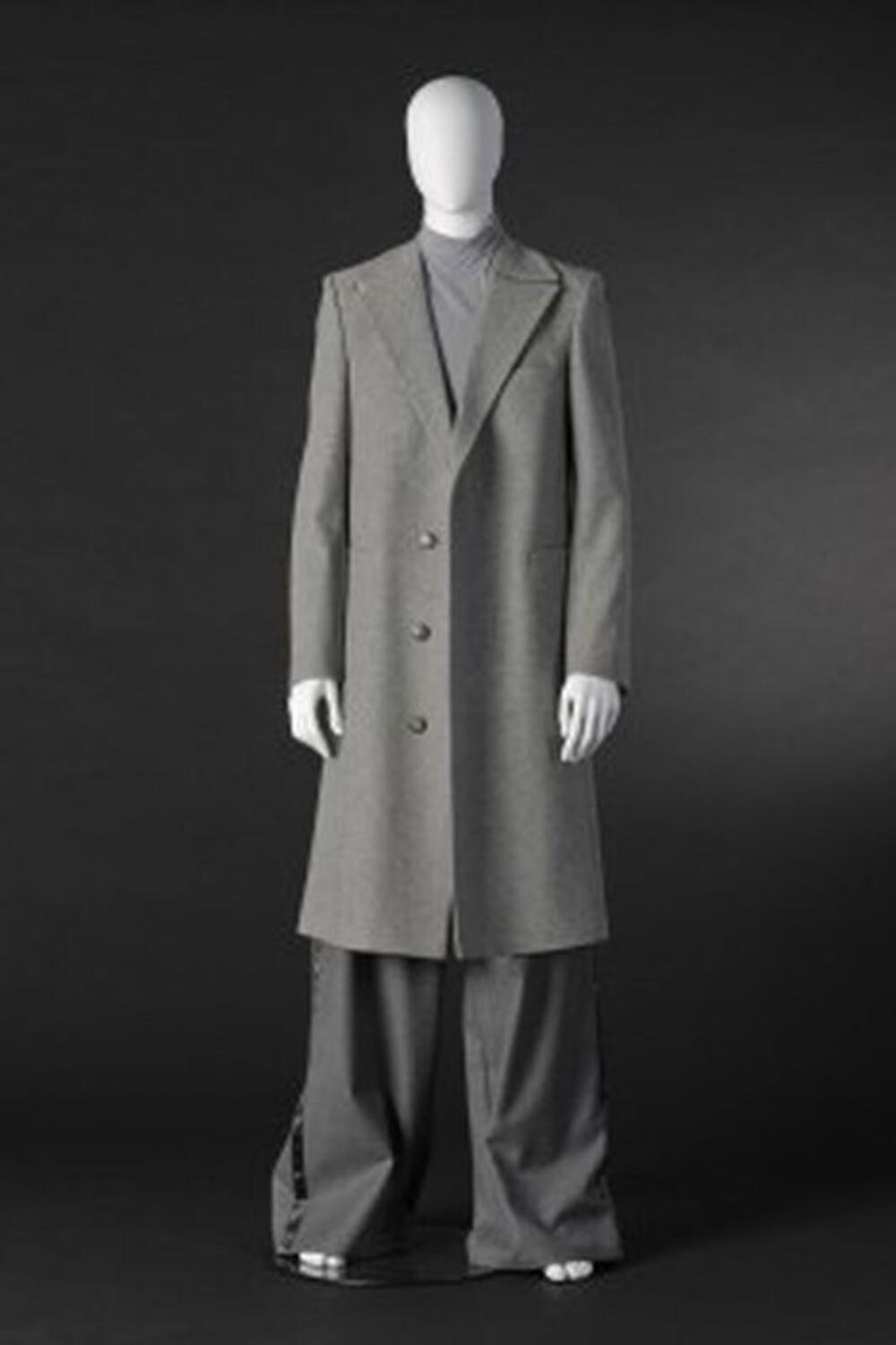 Ensemble bestaande uit grijze broek, sous-pull en mantel