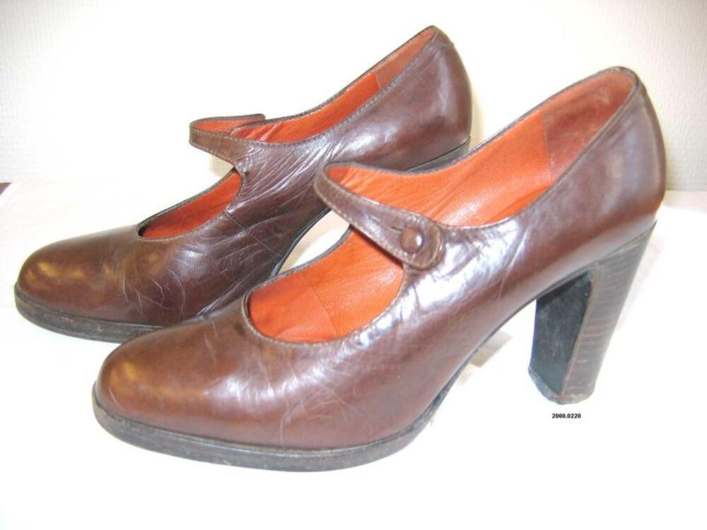 Schoenen in cacaobruine leer met riempje over wreef en knoopsluiting