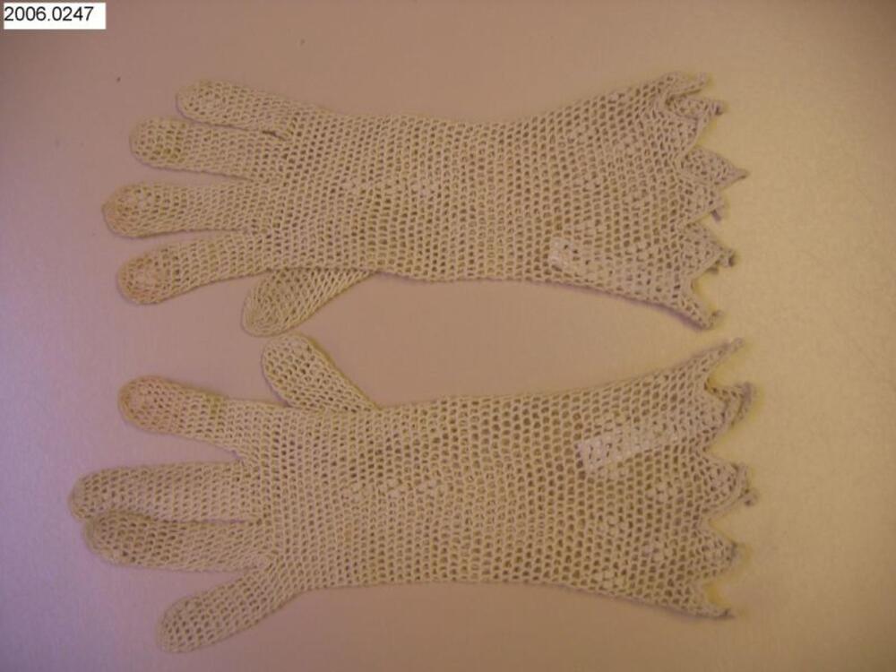 Handschoenen in ecru haakwerk versierd met fantasiesteken